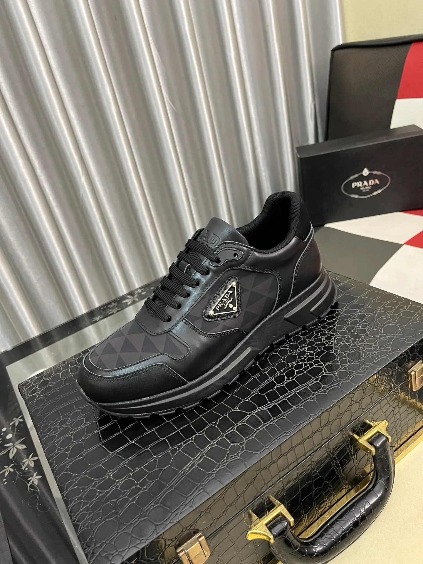 Men's men's shoes 💰420⌚️⌚️ Prada/Prada Men's new casual shoes, this sports shoe is made of imported calfskin upper with breathable mesh and breathable mesh lining. The foot pads are made of sheepskin, and the outsole is made of non-slip sports exclusive rubber outsole with logo. It feels good on the feet and is a fashionable item! Size: 38-442️⃣Colors available